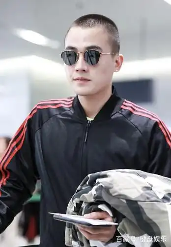 欧豪一路扛迷彩外套痞气十足迷人笑容大放送耳钉寸头太man了