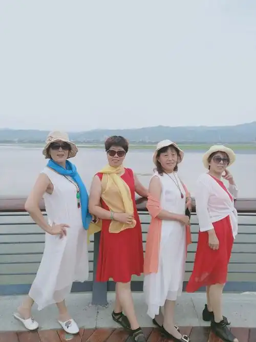 中国大妈旅游拍照标准动作集萃!炫翻天!