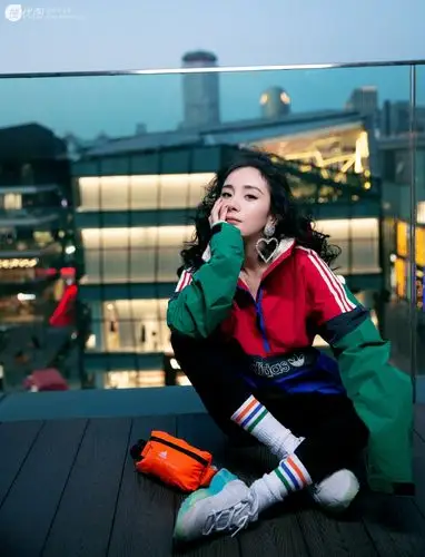 大陆明星,运动装,卷发发型,丸子头,杨幂丸子头卷发发型搭配休闲运动装