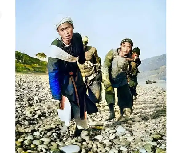 1946年,扬子江上卖力拉纤的纤夫,由于天气太冷才穿上了衣服|鞋子|膀子