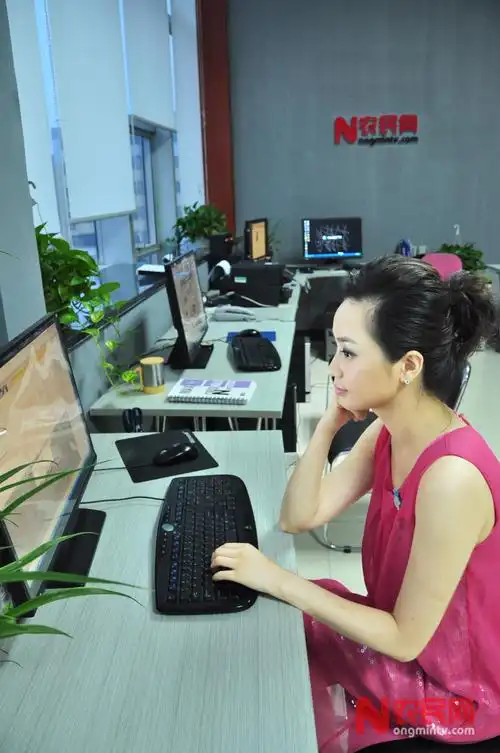 7月31日主持人李迎做客"农民网"