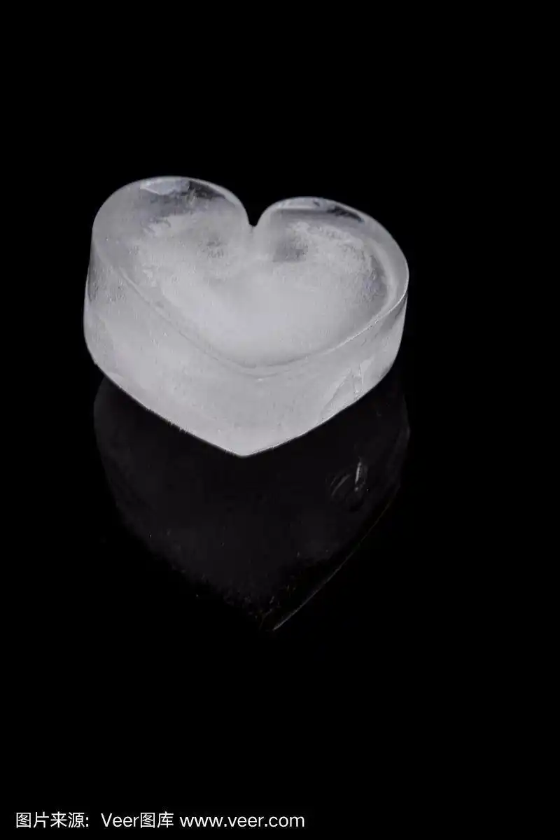 黑色背景上,冰冷的心状冰块