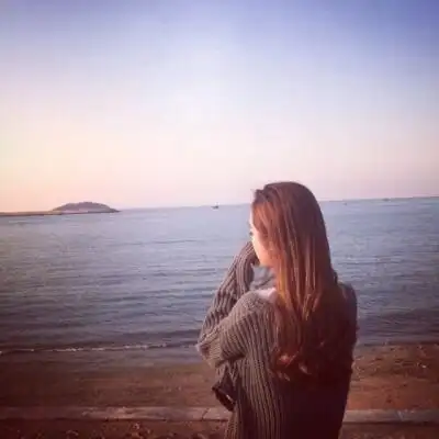 qq头像的风格也越来越多了,今天小编为大家带来的是唯美的女生背影