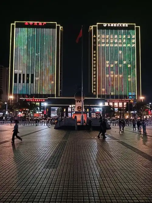 阳春东湖夜景:黑暗中绽放的广场