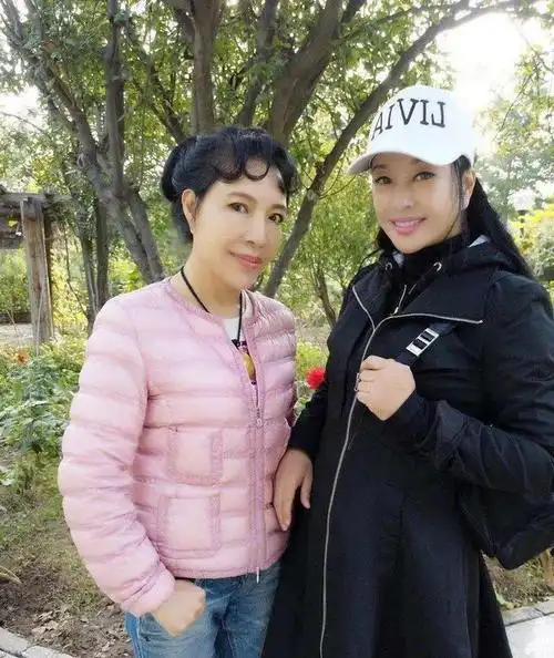 刘晓庆:四段婚姻没孩子,把外甥当儿子养了半生,晚年靠他支撑