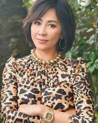 刘嘉玲美照亮点是手上配戴瑞士名表,二手市场价格最贵卖到600多万台币