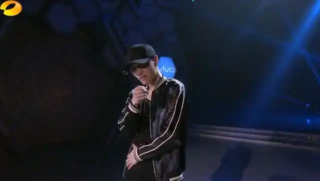 张艺兴黑帽劲舞solo秀 艺兴跳舞越看越好看!太帅了