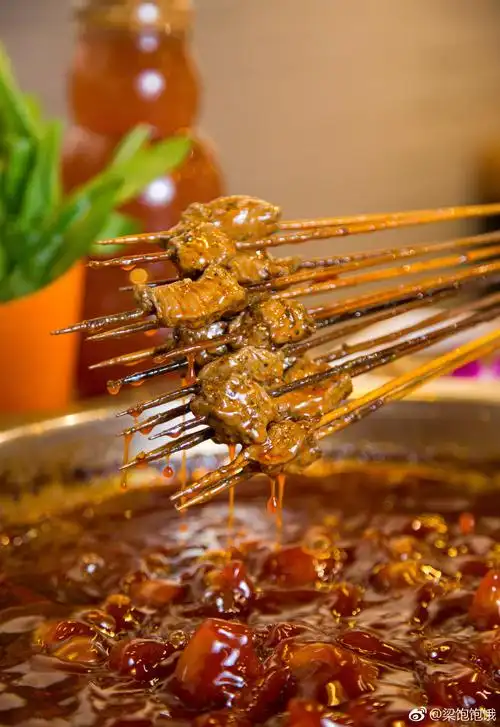 最近去吃了家串串香……锅底我觉得真挺辣……辣香味一个劲的窜鼻子里