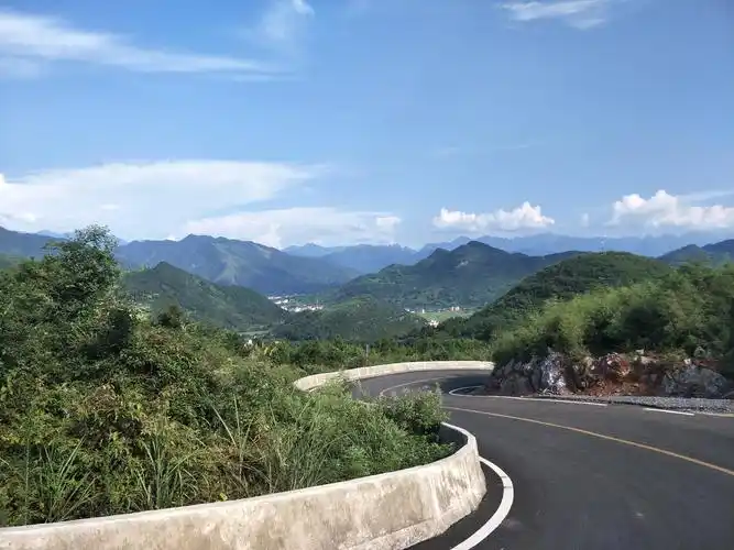 通往小龙村的道路已                    进这现实生活中的"世外桃源"