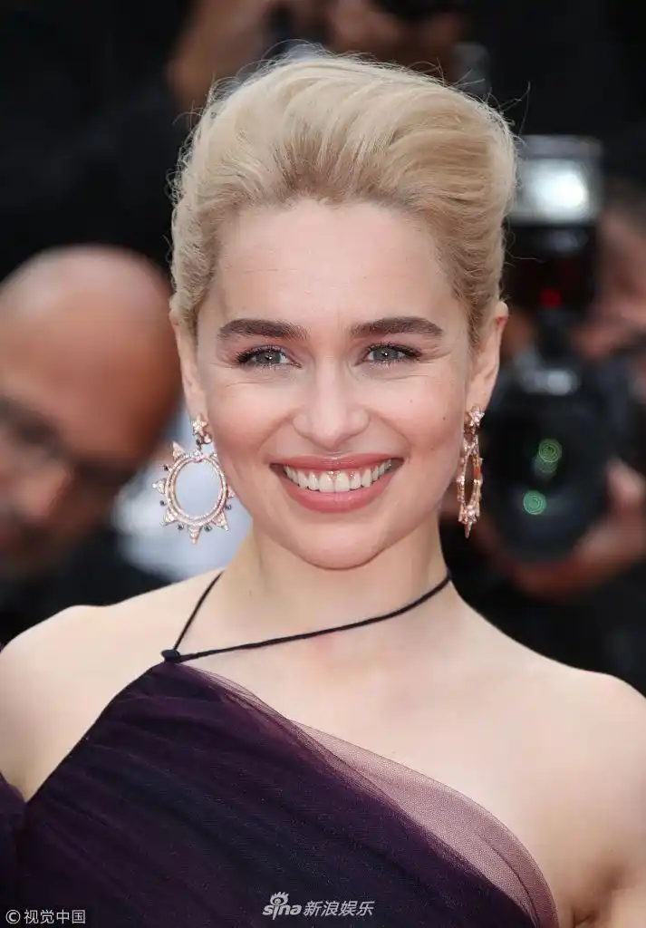 "龙妈"艾米莉亚走红毯绽放笑容 露肩紫裙360°美丽