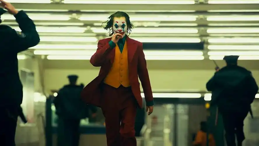 《小丑》万字终极解析,一个精神病患者从受害者到恶魔的自白