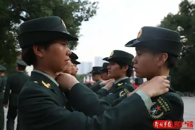 战略支援部队某部新兵团举行2019年度新兵授衔仪式