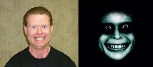 化上小丑妆容后,笑脸也变得阴险