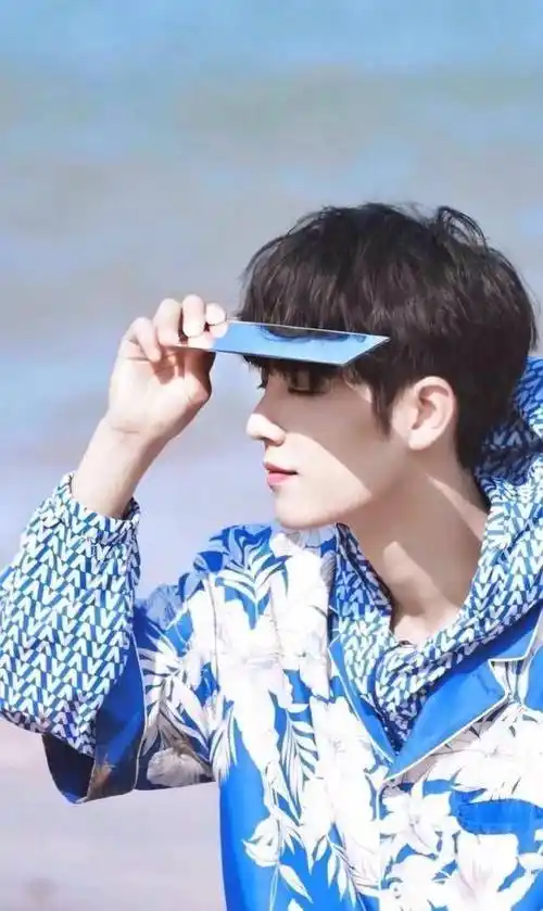 王一博陷入了困难,比如在赛车场上和胡通明选手发生的羁绊,肖战也没有