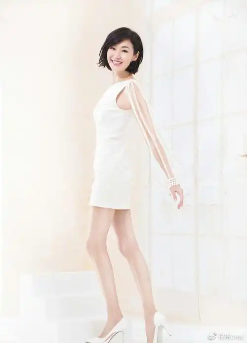 甄子丹前妻万绮雯身材棒,紧身短裙显腿长,获欧阳震华连连称赞