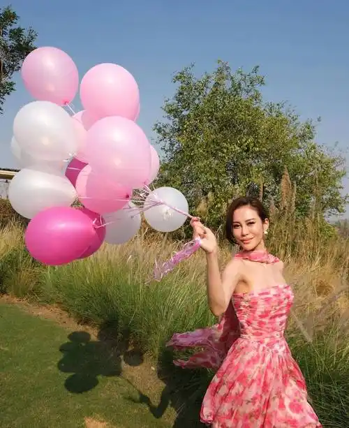 林建岳携女儿出席晚宴33岁林心儿罕见打扮端庄将接手寰亚集团