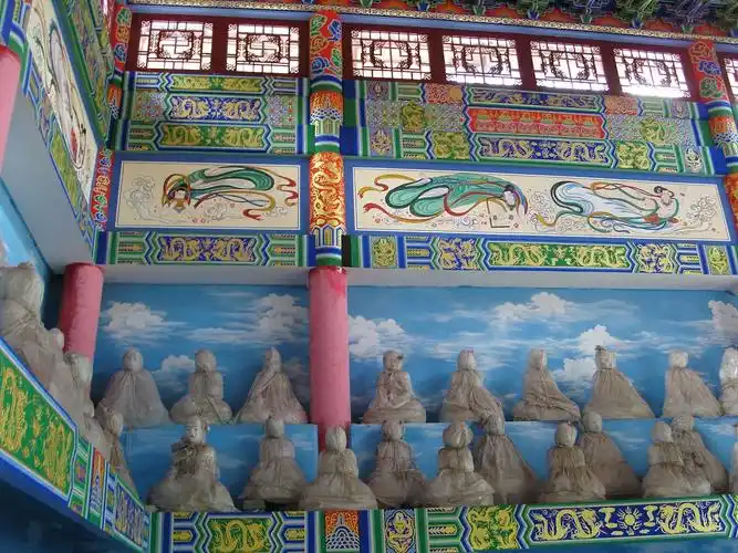 古建筑彩绘寺庙大雄宝殿和玺彩绘蓝天白云飞天彩绘