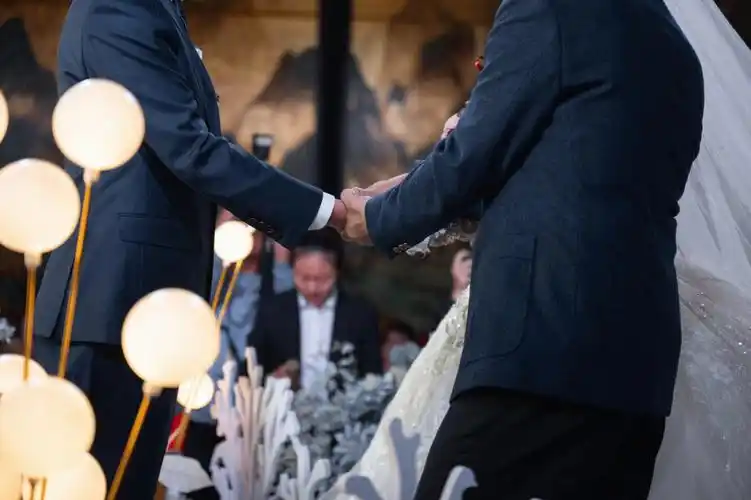 婚礼仪式上的爸爸妈妈