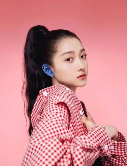 原创关晓彤秀封面大片高马尾蓝耳朵酷飒十足侯明昊这还是你的郡主吗