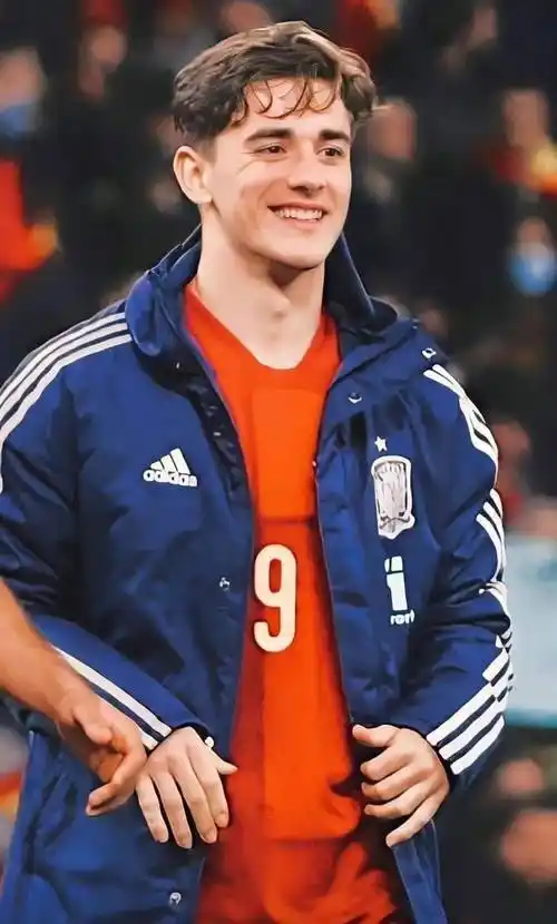 西班牙18岁足球小鲜肉,长着最奶的脸踢最野的球,连未来女王都是他的迷