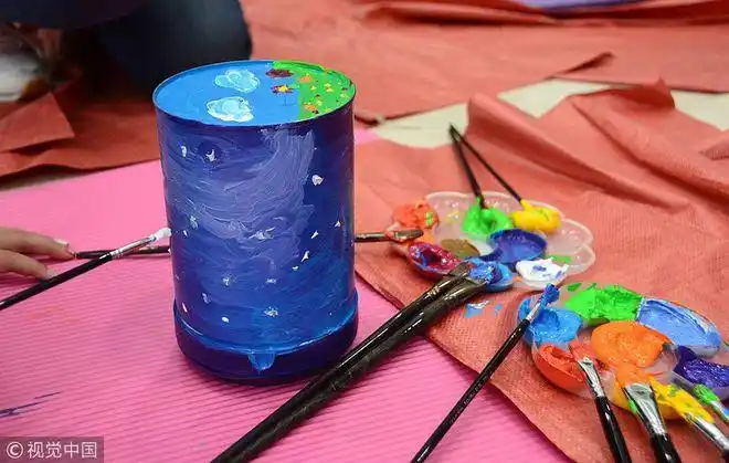 济南70余名小朋友灌溉希望画罐捐钱献爱心