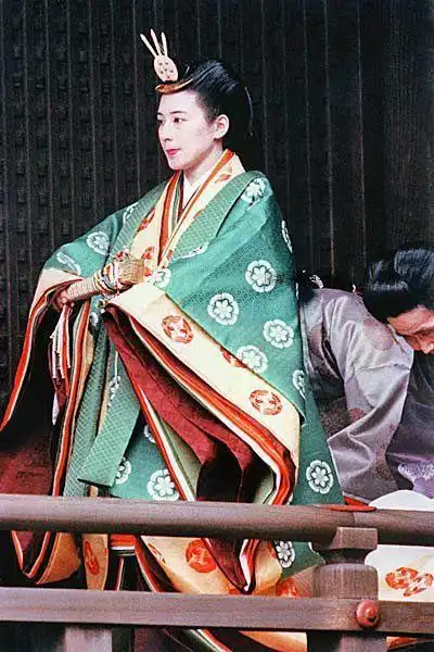 身穿十二单的小和田雅子在东京皇居皇灵殿祭祀历代天皇,从此之后雅子
