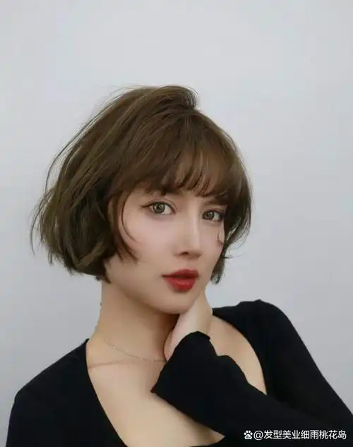 也会让她们看起来更年轻减龄,春夏女生到底留什么短发最好看,最新最热