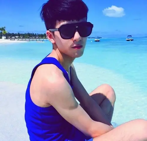 墨镜 背心 大海 男头