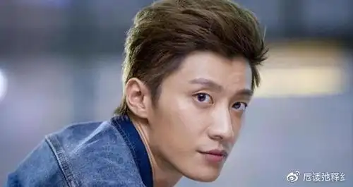 乔任梁手臂去哪里了并没有不见手臂浮肿拿花遮住了而已