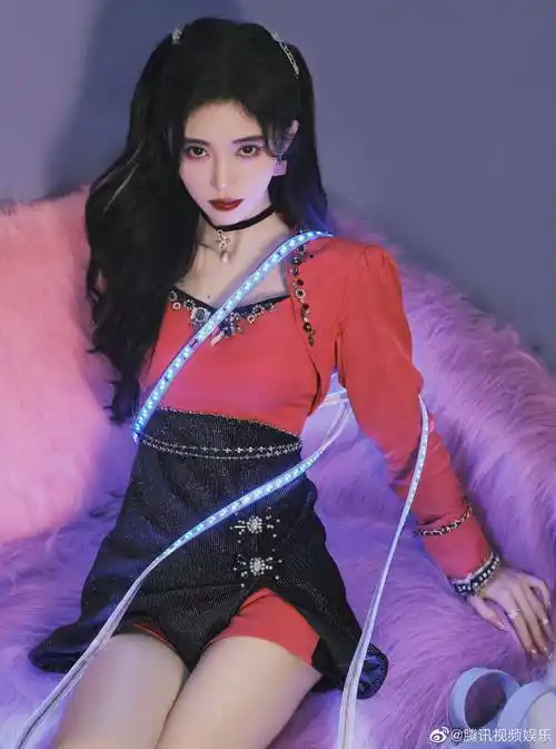 甜美女孩儿鞠婧祎 0.2s舞台双马尾造型俏皮可爱_服装_新歌_时尚