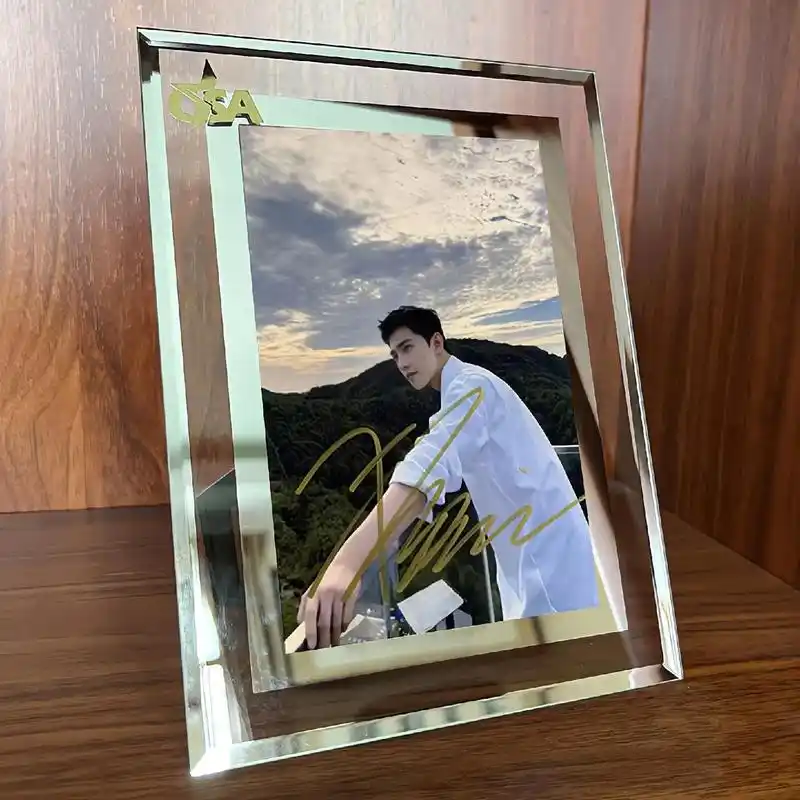 杨洋亲笔签名照.有想要的粉丝宝宝吗? 本人在娱乐媒体公司工作 - 抖音