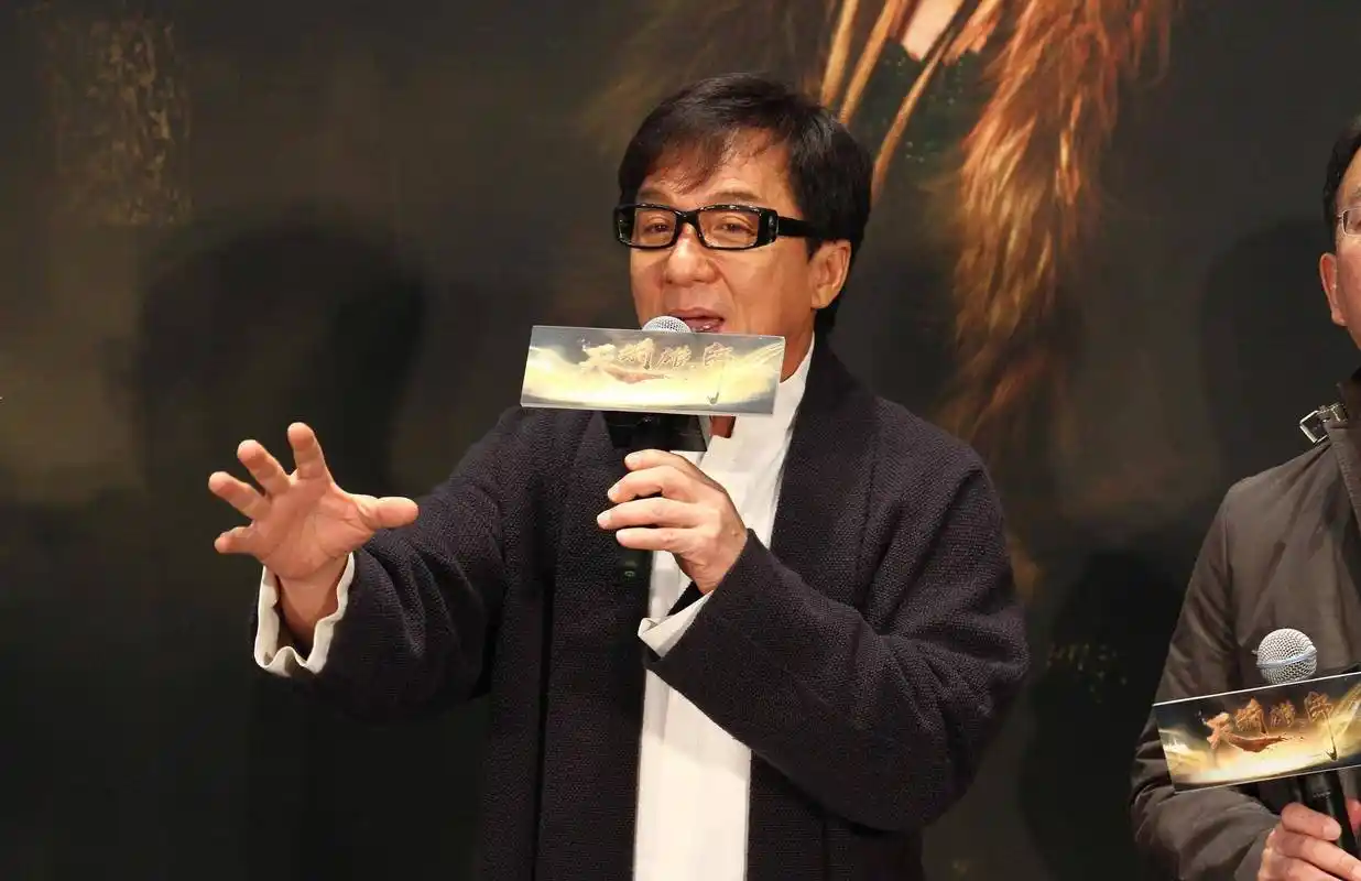 68岁成龙现身少林寺,走路踉跄直不起腰老了很多,双手握手很谦卑_网友