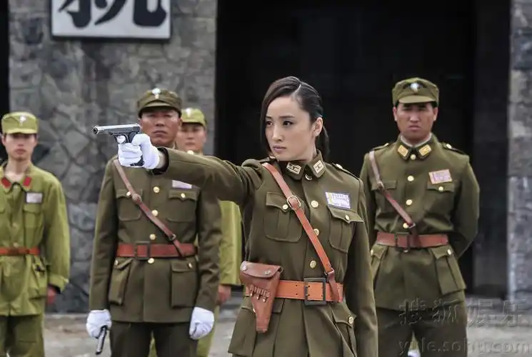 李艳《一代枭雄》军装出镜 冷血玫瑰霸气绽放