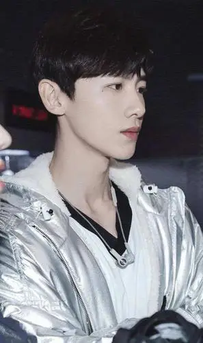 小白白敬亭的泪痣加喉结没有人能拒绝吧