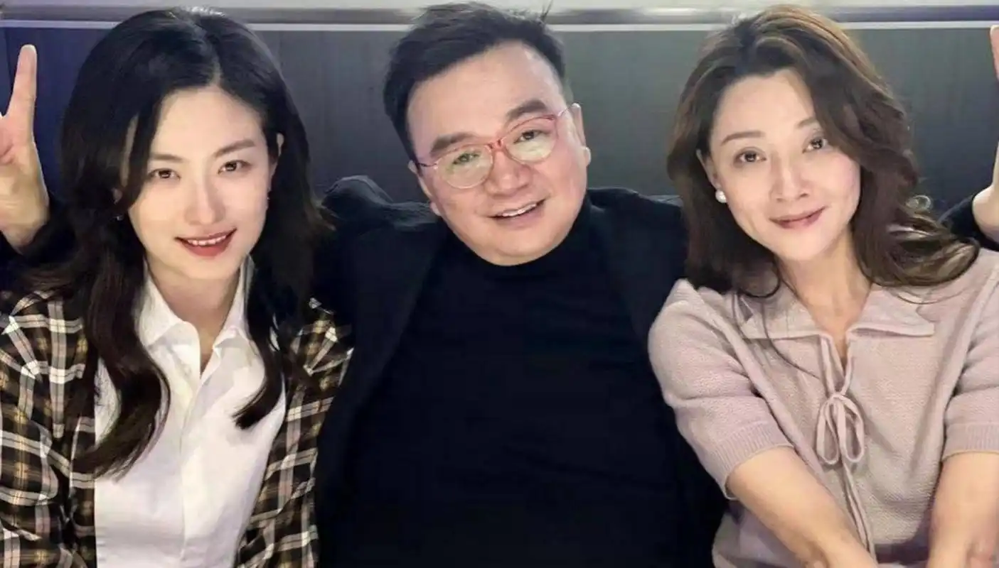 当年,富商孙东海爱上了殷桃,对她展开疯狂的追求,可在殷桃答应他后没