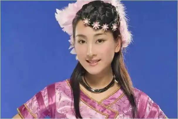 马苏给网红庆生,网友质疑,她很缺钱吗?