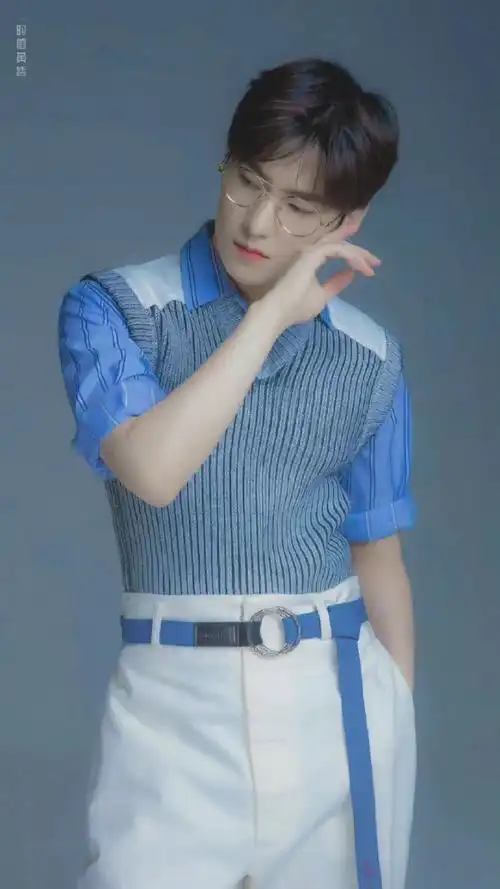 杨洋穿应援色录制青春环游记3