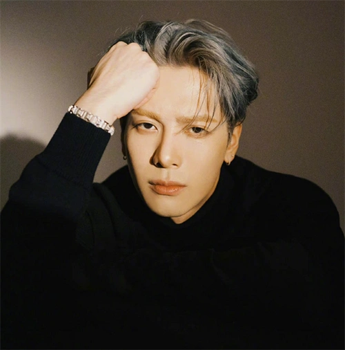 说到背头,一定要提到王嘉尔,他可以说是背头发型的忠实者,出现频率