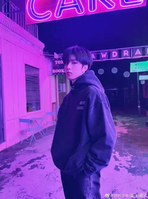 刘耀文滑板少年