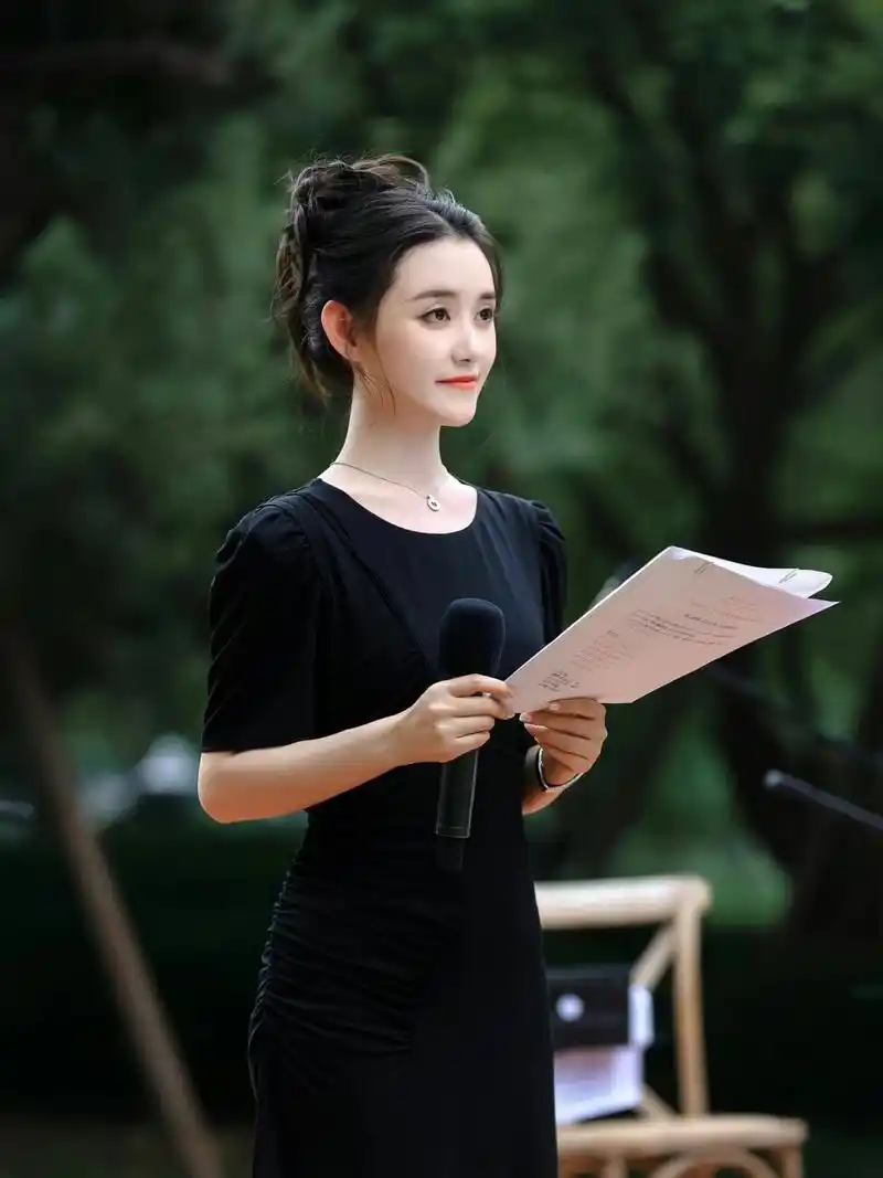 一袭黑裙优雅又高贵 蒋依依参加宝格丽花园音乐诗会,黑色长裙搭配高跟