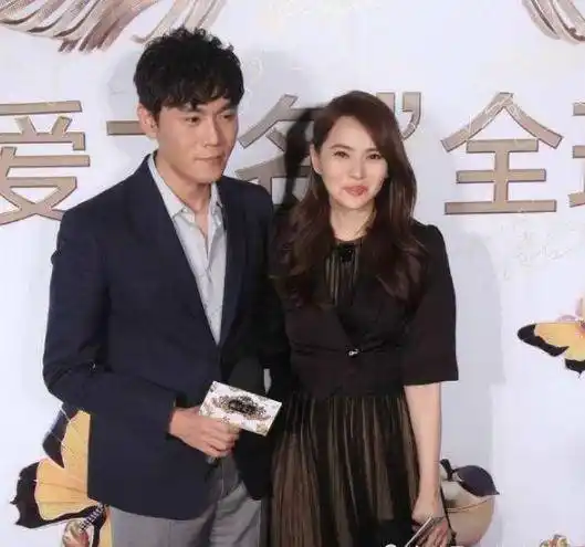 伊能静与小自己10岁老公同框却嫩的似同龄人网友依旧是少女模样