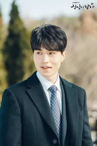 李栋旭好可爱 招牌式微笑显得很娇羞【组图】