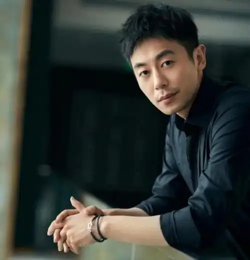 朱亚文与富二代女友交往了九年,为什么却转身娶了沈佳妮