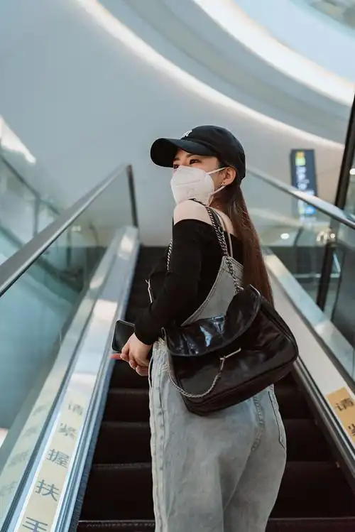 假装女明星在机场被拍