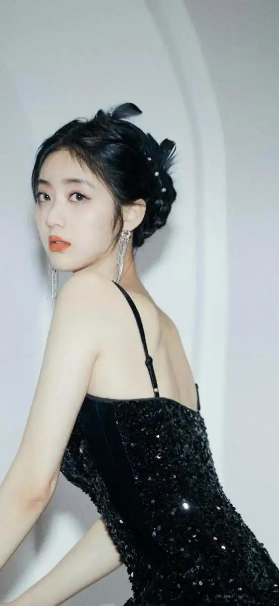 戚砚笛黑色吊带裙甜美壁纸写真图集.