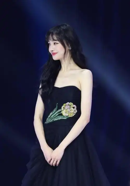 郑爽能不能不要这么美?穿抹胸连衣裙出席头条时尚盛典,气质惊艳
