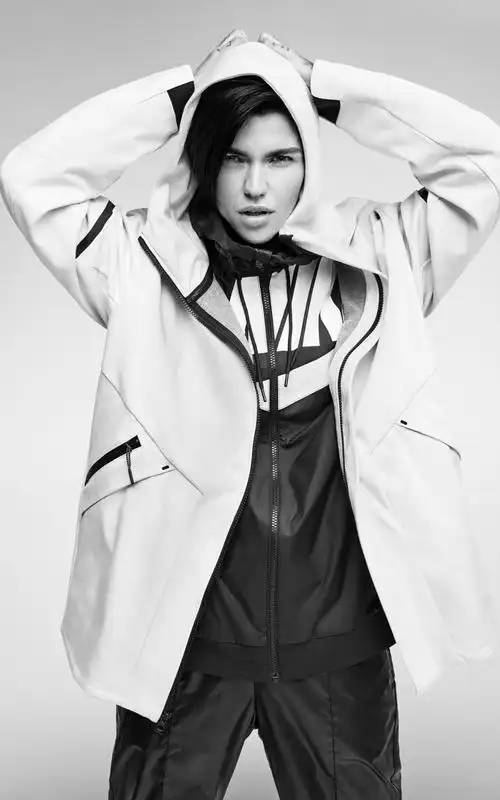 鲁比洛斯这套写真谁有啊,求无水印高清版