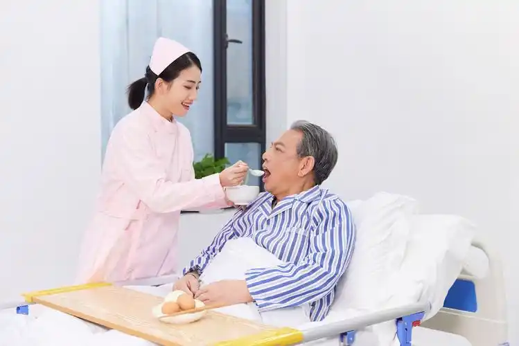 摄图网_501716677_banner_护士给手脚不便的老人喂食照顾(企业商用).