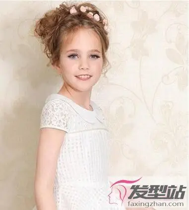 儿童主持人简易发型女优雅乖巧争当舞台焦点