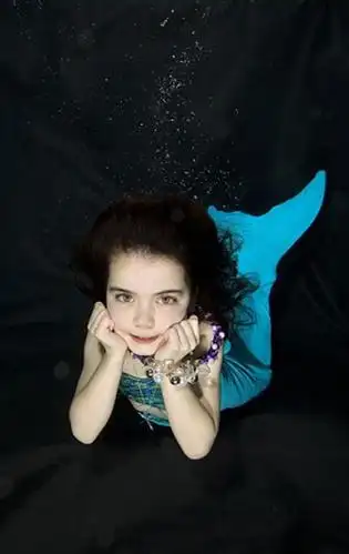 小姑娘变身美人鱼(网页截图)